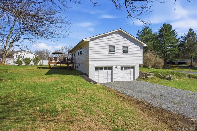 7 Woodland Circle, Hyde Park, NY 12538