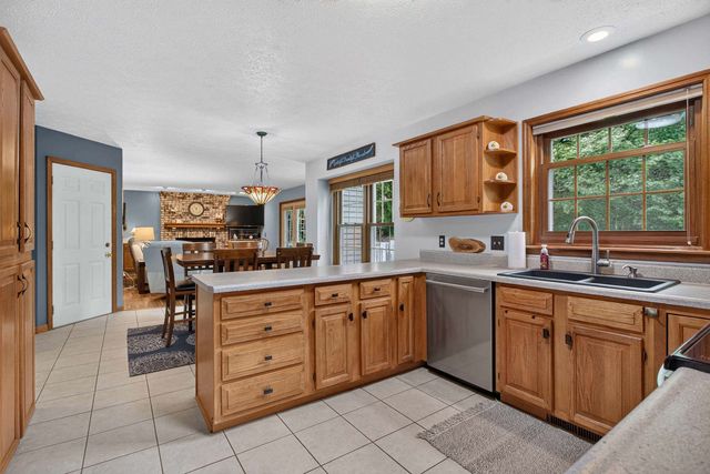 4621 Hamilton Drive, Davenport, IA 52807