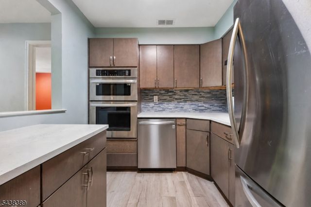 811 Waterford Dr, Edison Twp., NJ 08817
