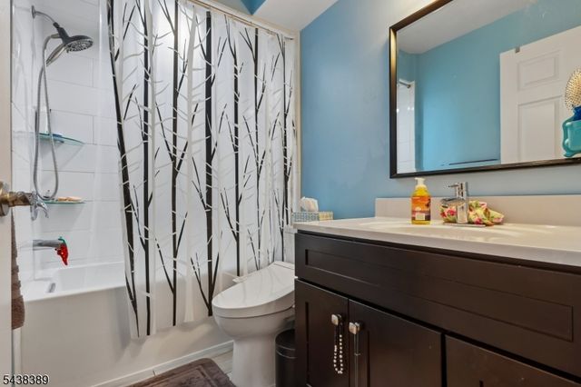 811 Waterford Dr, Edison Twp., NJ 08817