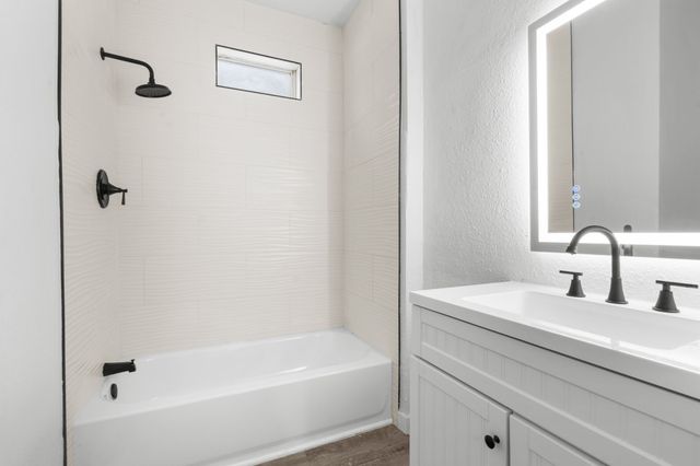 811 N Crawford Street, Dallas, TX 75203