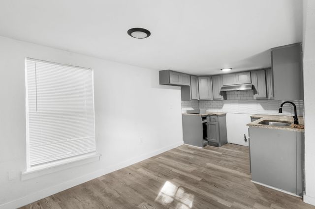 811 N Crawford Street, Dallas, TX 75203