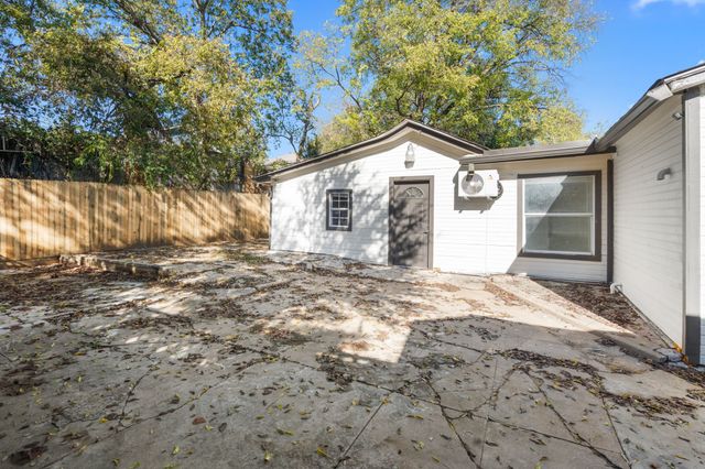 811 N Crawford Street, Dallas, TX 75203