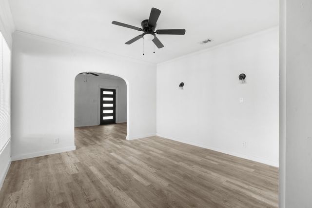 811 N Crawford Street, Dallas, TX 75203