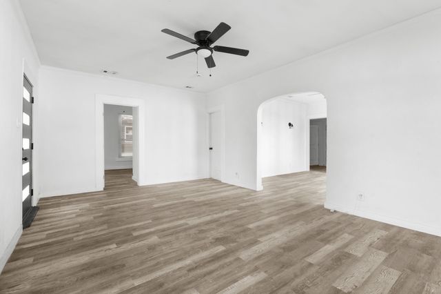 811 N Crawford Street, Dallas, TX 75203