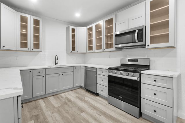 811 N Crawford Street, Dallas, TX 75203