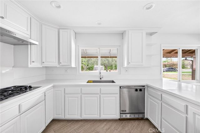 910 W Valencia Mesa, Fullerton, CA 92835