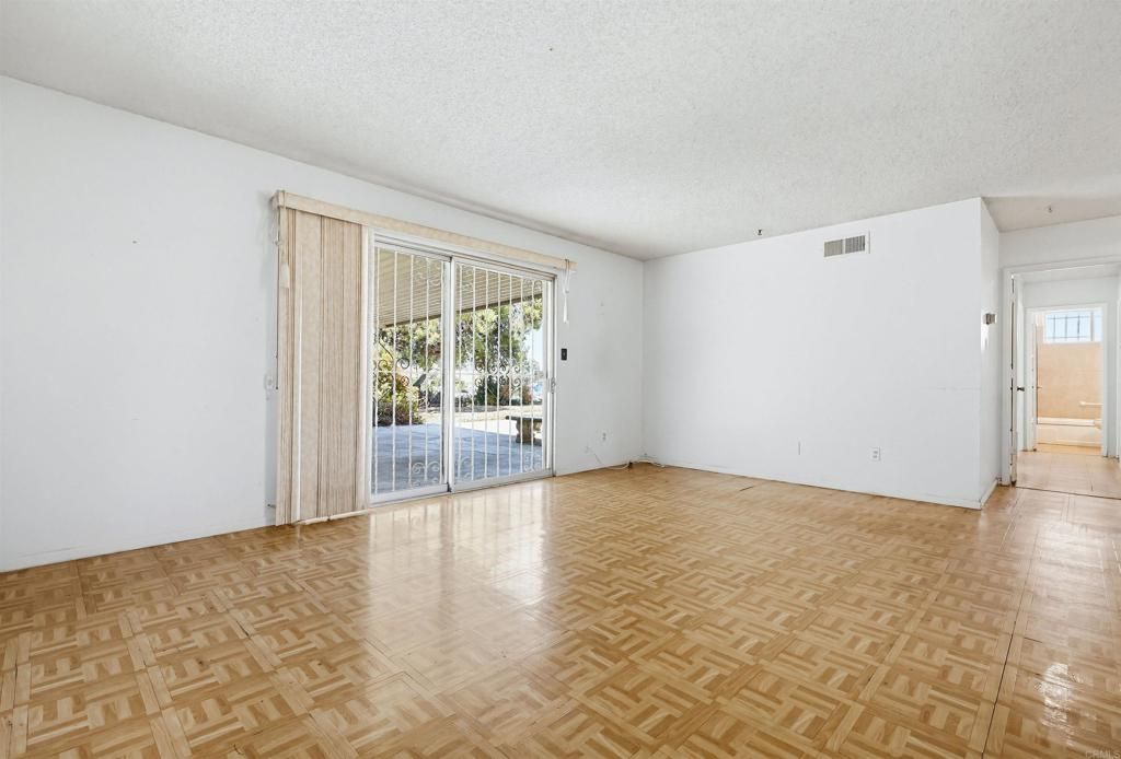 Image 10 of property listing at 7128 Jacmar Avenue, San Diego, CA 92114