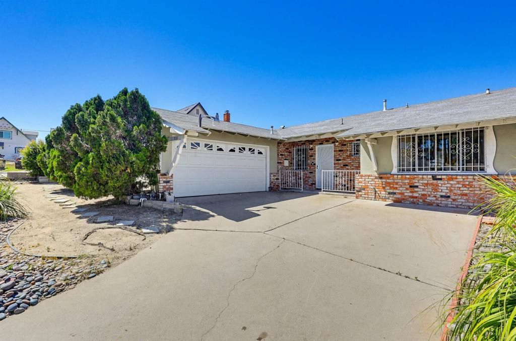 Image 3 of property listing at 7128 Jacmar Avenue, San Diego, CA 92114