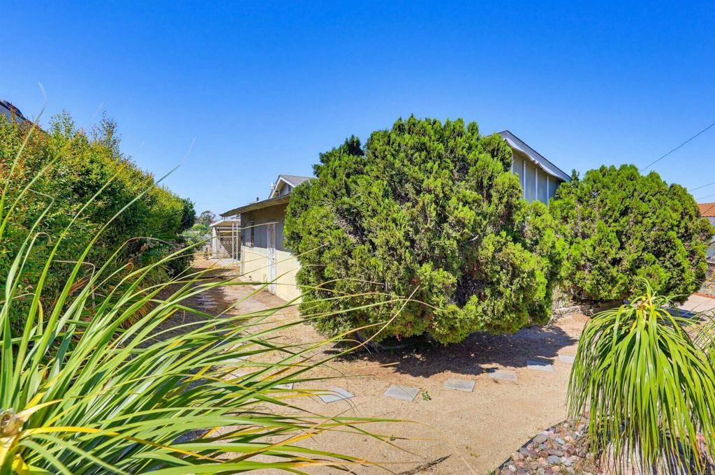 Image 6 of property listing at 7128 Jacmar Avenue, San Diego, CA 92114