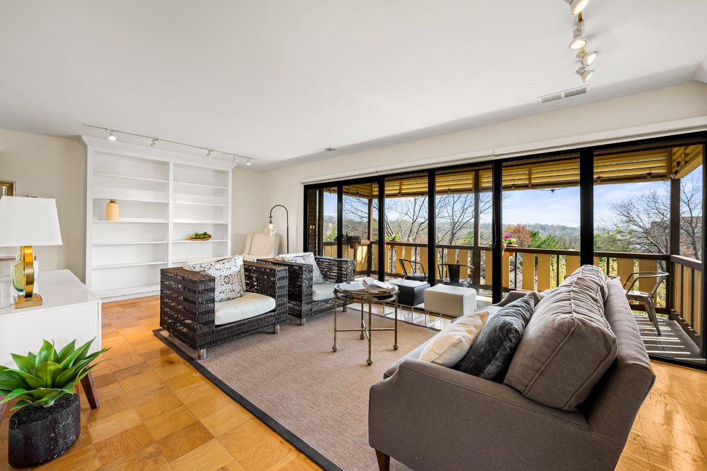 Image 1 of property listing at 200 CROSS KEYS RD #R 68, Baltimore, MD 21210