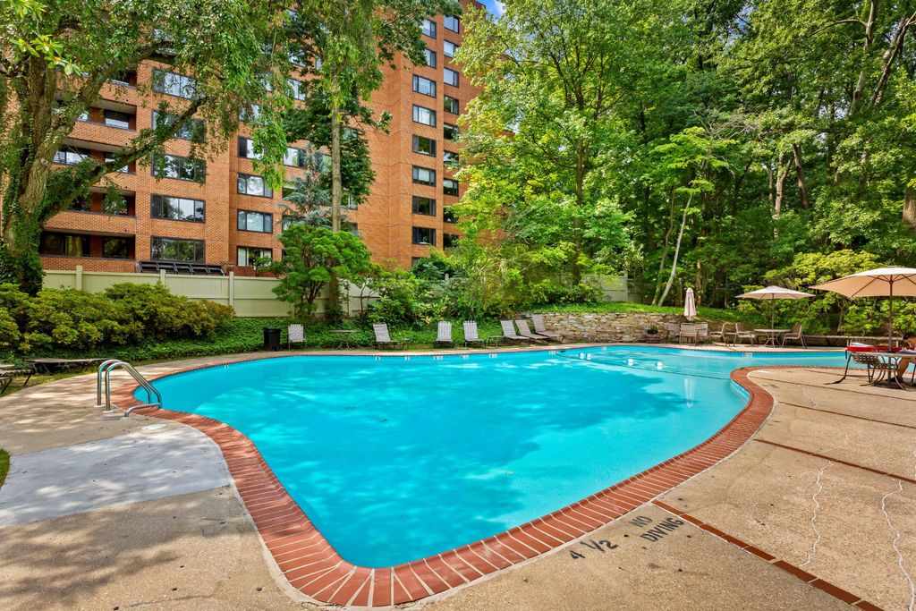 Image 18 of property listing at 200 CROSS KEYS RD #R 68, Baltimore, MD 21210