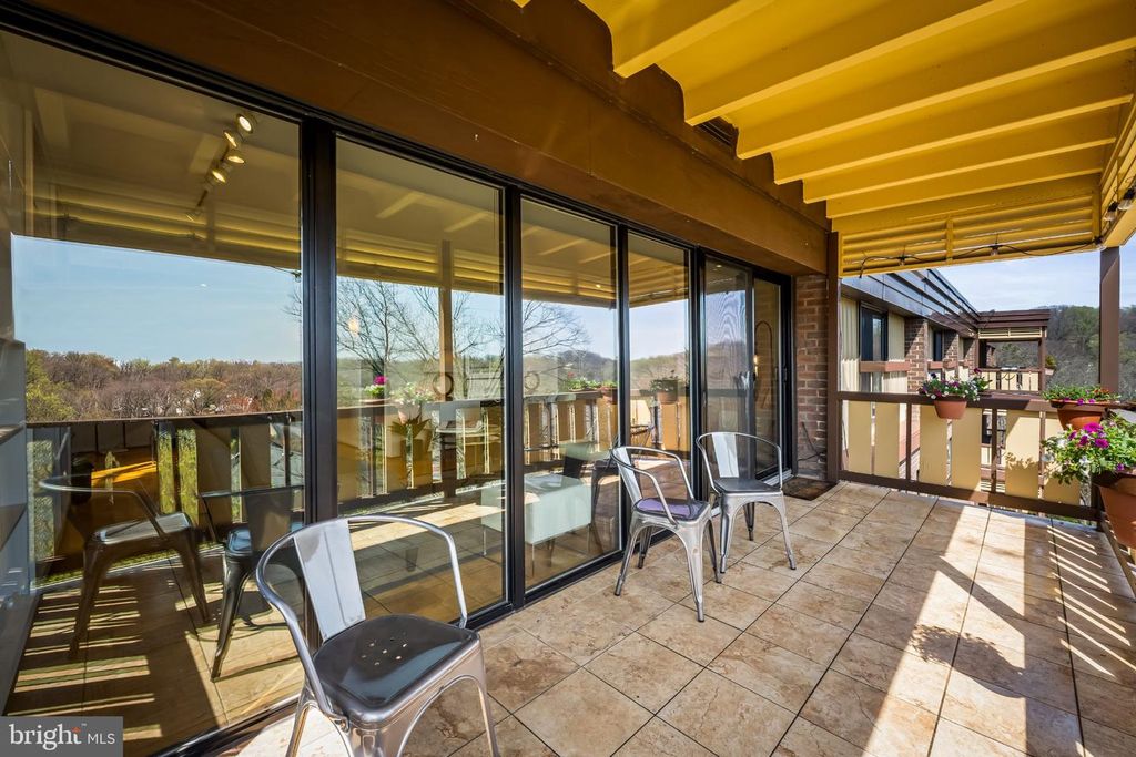 Image 3 of property listing at 200 CROSS KEYS RD #R 68, Baltimore, MD 21210