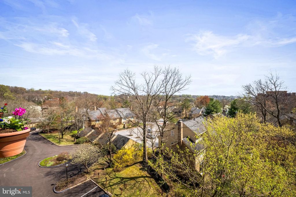 Image 4 of property listing at 200 CROSS KEYS RD #R 68, Baltimore, MD 21210