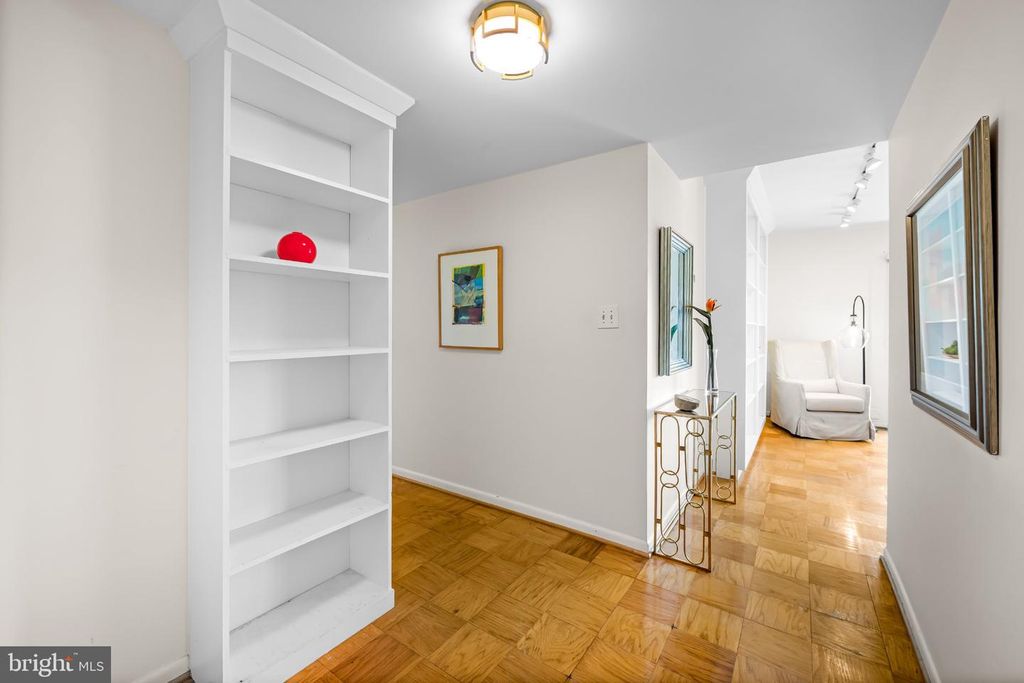 Image 5 of property listing at 200 CROSS KEYS RD #R 68, Baltimore, MD 21210