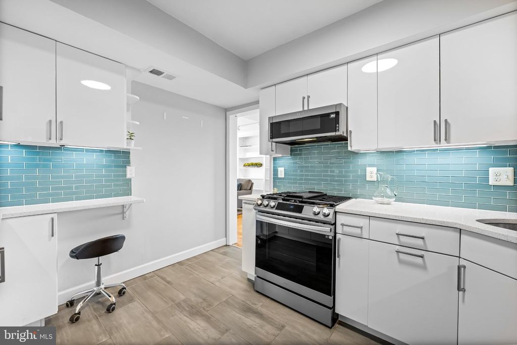 Image 6 of property listing at 200 CROSS KEYS RD #R 68, Baltimore, MD 21210