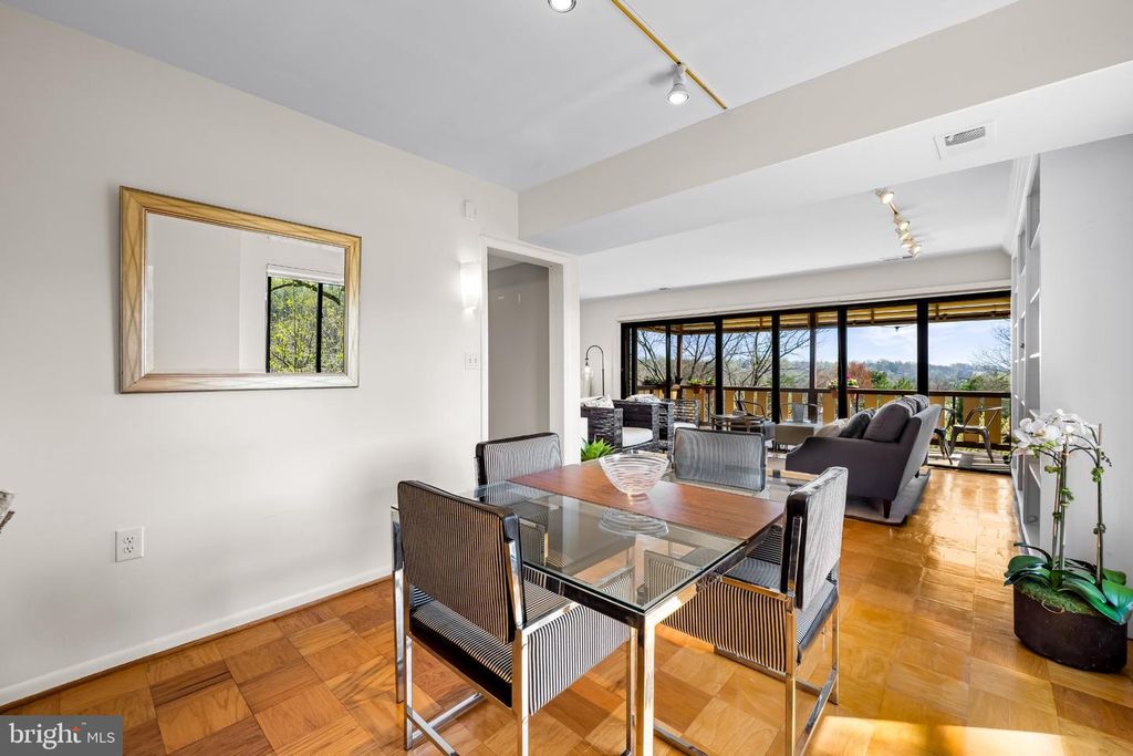 Image 8 of property listing at 200 CROSS KEYS RD #R 68, Baltimore, MD 21210