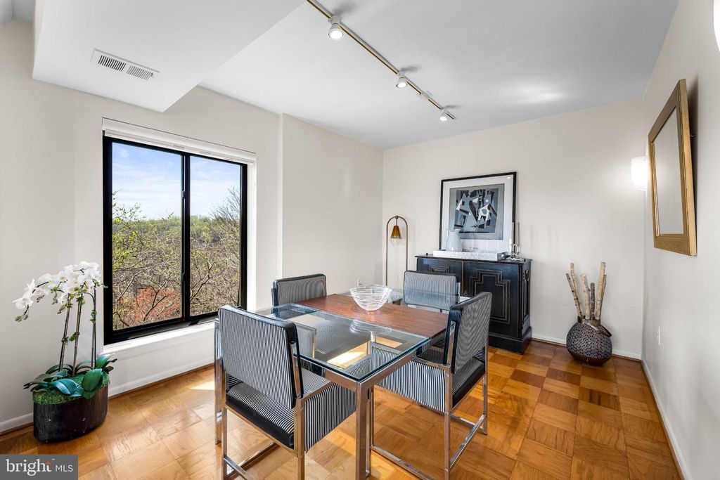 Image 9 of property listing at 200 CROSS KEYS RD #R 68, Baltimore, MD 21210