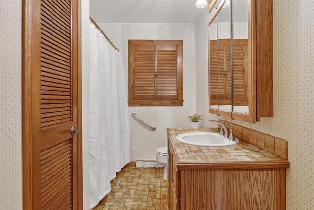 2002 Mineral Point Avenue, Janesville, WI 53548