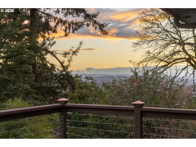 4416 Sw CHESAPEAK Ave, Portland, OR 97239