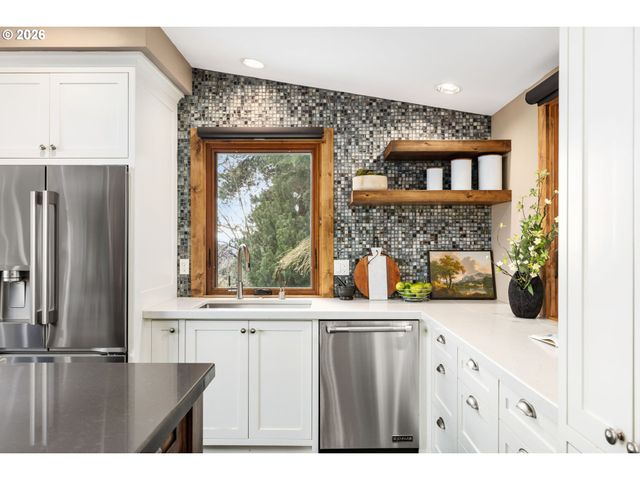 4416 Sw CHESAPEAK Ave, Portland, OR 97239