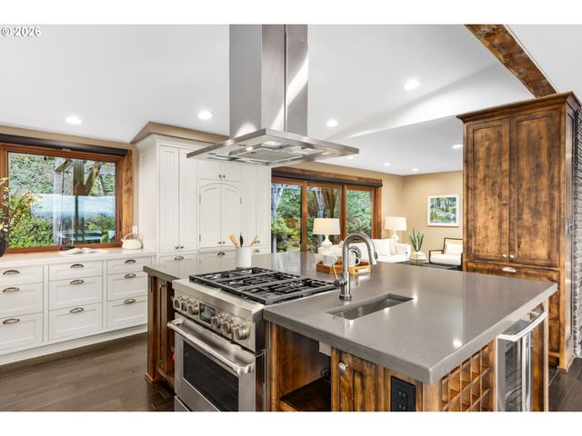 4416 Sw CHESAPEAK Ave, Portland, OR 97239