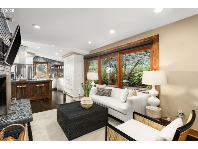 4416 Sw CHESAPEAK Ave, Portland, OR 97239