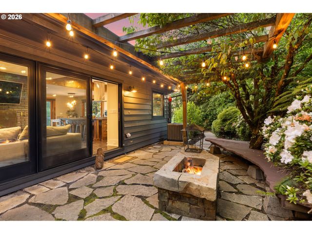 4416 Sw CHESAPEAK Ave, Portland, OR 97239