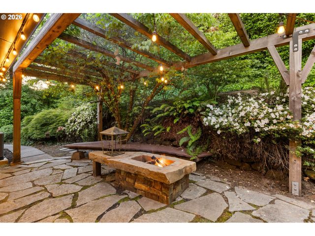 4416 Sw CHESAPEAK Ave, Portland, OR 97239