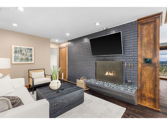 4416 Sw CHESAPEAK Ave, Portland, OR 97239