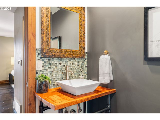 4416 Sw CHESAPEAK Ave, Portland, OR 97239