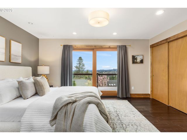 4416 Sw CHESAPEAK Ave, Portland, OR 97239