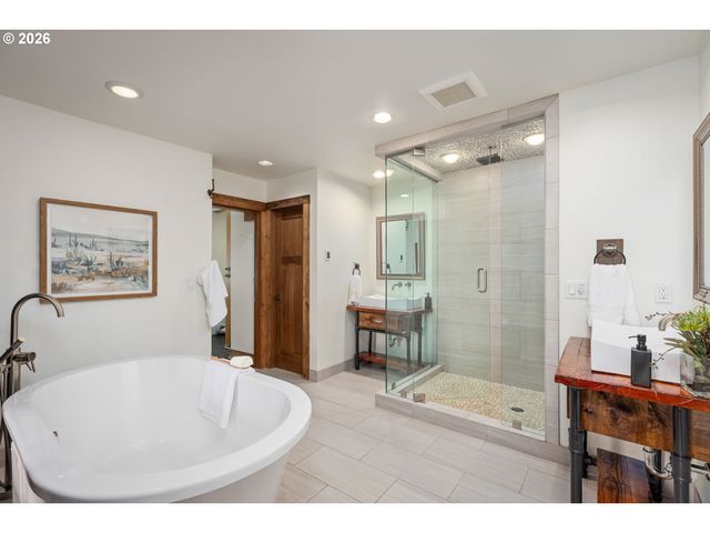 4416 Sw CHESAPEAK Ave, Portland, OR 97239