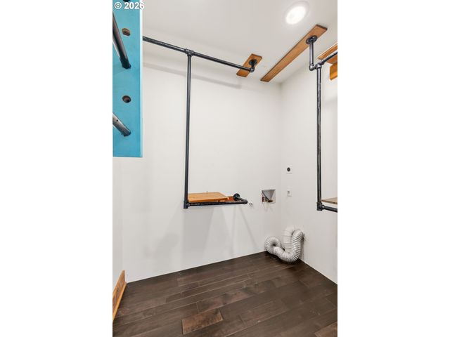 4416 Sw CHESAPEAK Ave, Portland, OR 97239