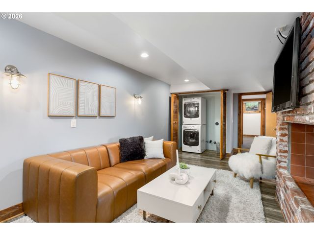 4416 Sw CHESAPEAK Ave, Portland, OR 97239