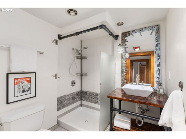 4416 Sw CHESAPEAK Ave, Portland, OR 97239