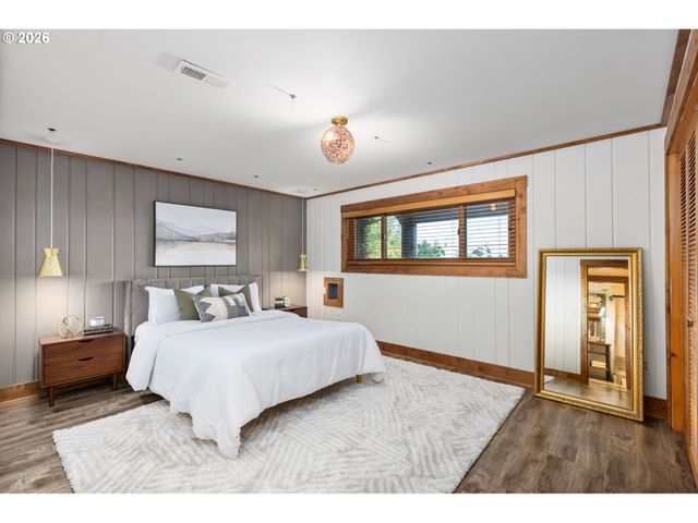 4416 Sw CHESAPEAK Ave, Portland, OR 97239