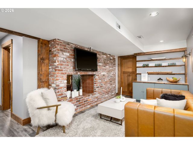 4416 Sw CHESAPEAK Ave, Portland, OR 97239