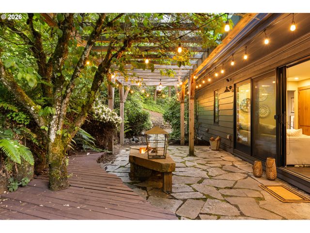 4416 Sw CHESAPEAK Ave, Portland, OR 97239