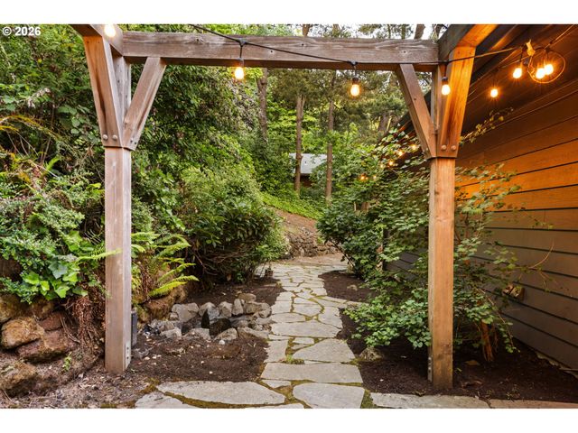 4416 Sw CHESAPEAK Ave, Portland, OR 97239