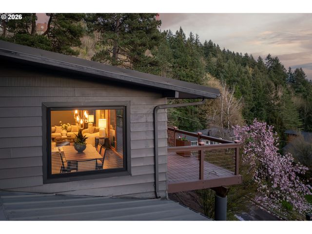 4416 Sw CHESAPEAK Ave, Portland, OR 97239