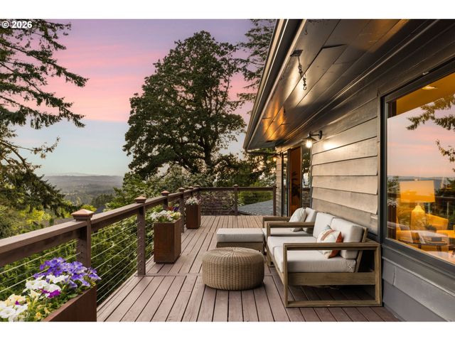 4416 Sw CHESAPEAK Ave, Portland, OR 97239