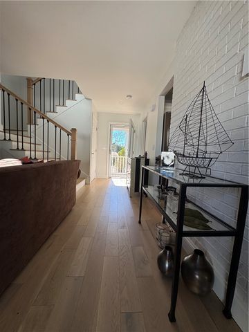 62 Memorial Boulevard, Newport, RI 02840
