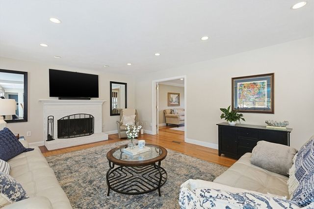 8 Weyman Ln, Sharon, MA 02067