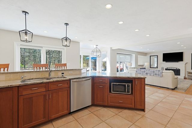 8 Weyman Ln, Sharon, MA 02067
