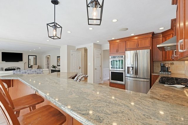 8 Weyman Ln, Sharon, MA 02067