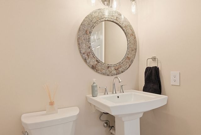 8 Weyman Ln, Sharon, MA 02067