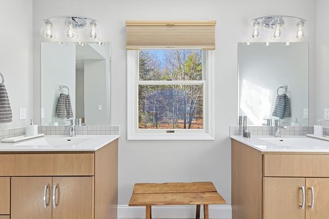 8 Weyman Ln, Sharon, MA 02067