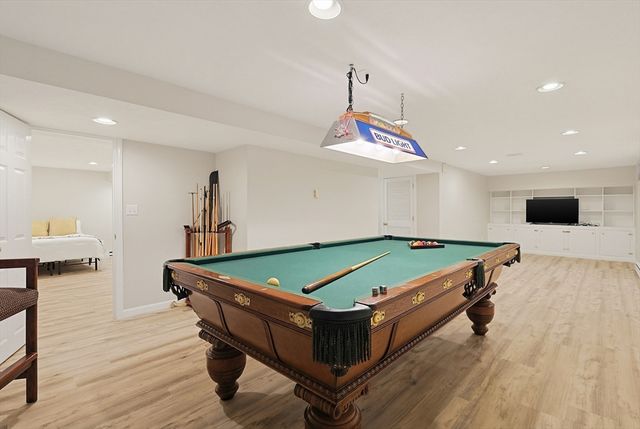 8 Weyman Ln, Sharon, MA 02067