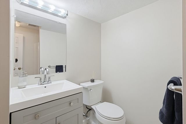 8 Weyman Ln, Sharon, MA 02067